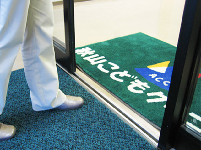 靴のまま入れる入口 | 秋山こどもクリニック